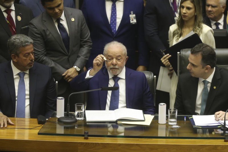 Livro de posse e faixa presidencial que Lula usou são oficiais