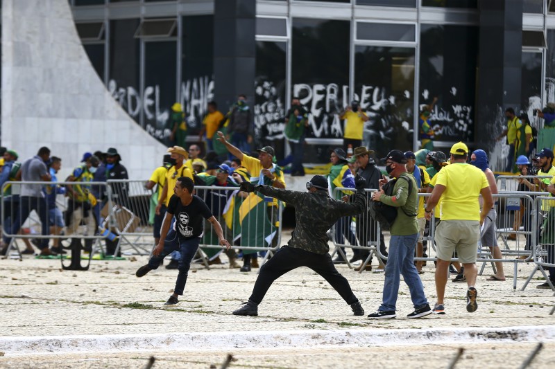 PF tenta identificar homem que destruiu relógio histórico no Planalto