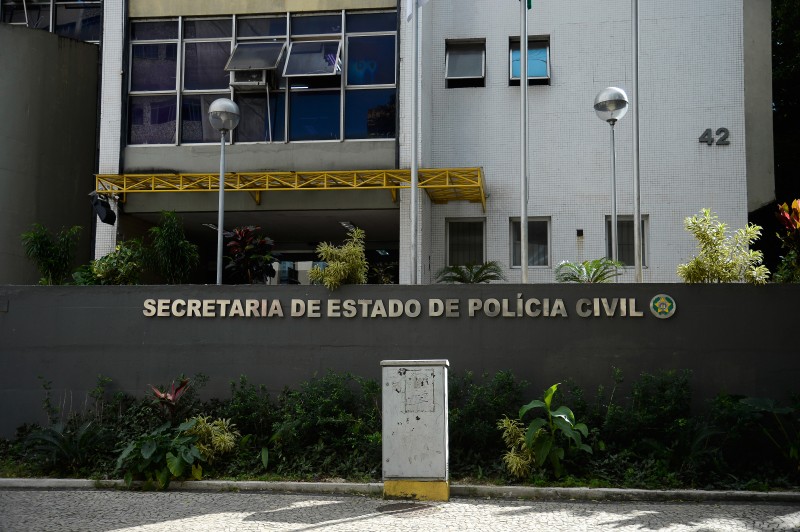 Polícia indicia 5 por morte de menina imprensada por carro alegórico