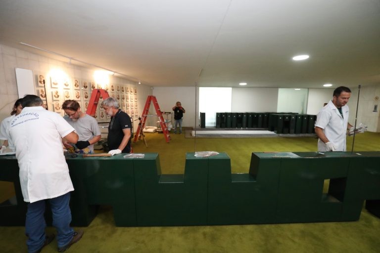 Escultura de Athos Bulcão volta ao Salão Verde da Câmara após ser restaurada