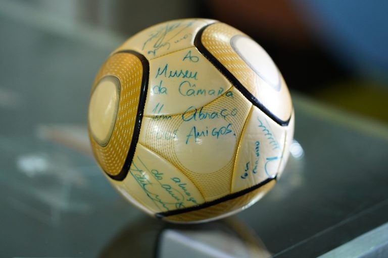 Bola assinada por Neymar e roubada durante os ataques golpistas é devolvida à Câmara
