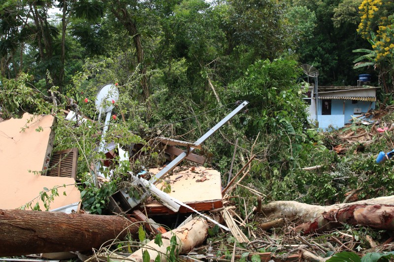 Sobe para 54 número de mortos após chuvas no litoral norte paulista