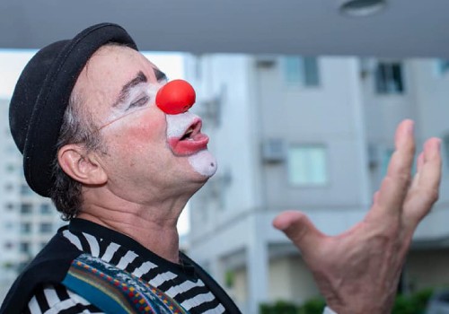 Teatro Dulcina, no Rio, apresenta espetáculo de palhaçaria