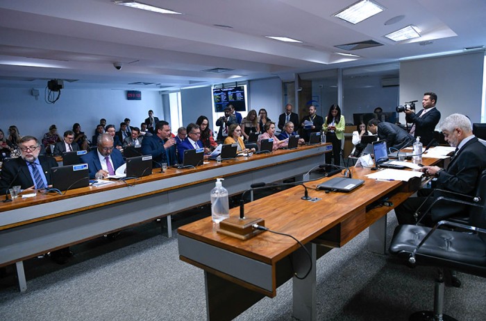 Equiparação de enteado a filho em plano de saúde e previdência é aprovada na CAS