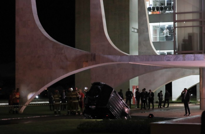 Carro cai em espelho d'água do Palácio do Planalto