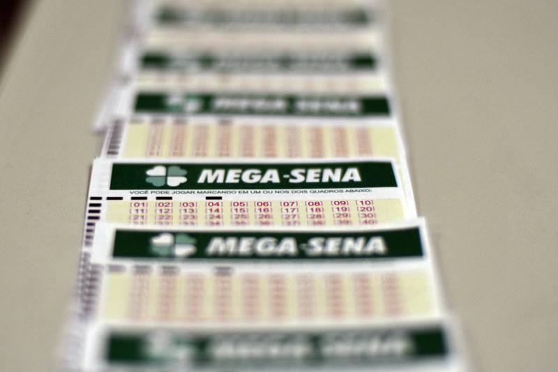 Mega-Sena acumula e paga 14 milhões no próximo concurso
