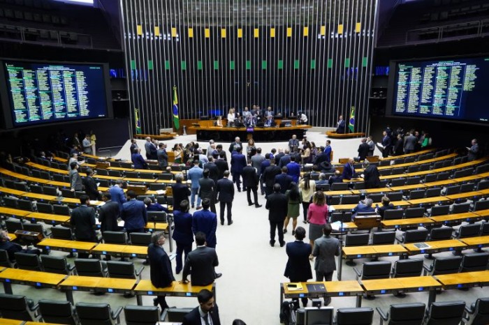Deputados aprovam exigência de notificação de criança desaparecida em cadastro nacional