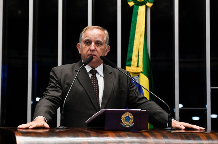 Izalci critica extinção da Fundação Nacional de Saúde