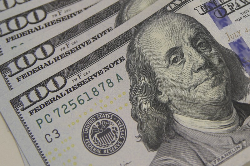 Dólar fecha a R$ 5,16 e vale mais do que euro