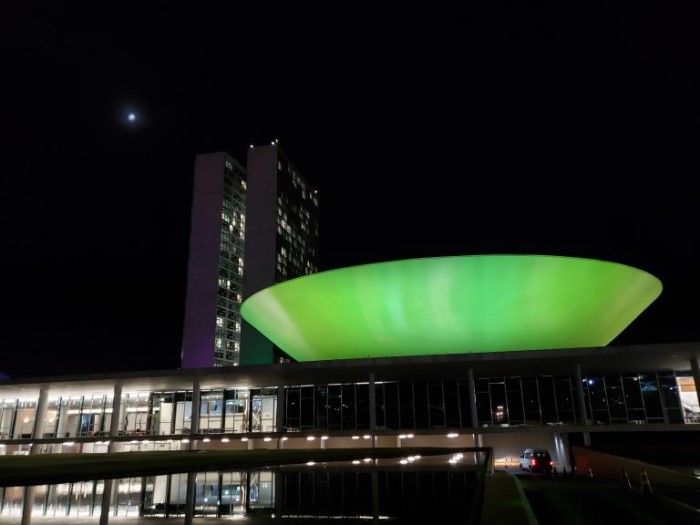 Câmara tem iluminação verde para celebrar o Dia Mundial da Atividade Física e o Dia Mundial da Saúde