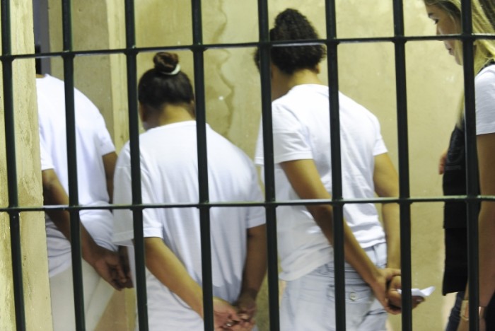 Política de drogas causa extermínio de jovens negros, diz pesquisadora